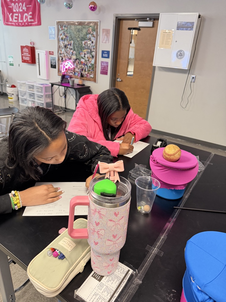 kids working in science 