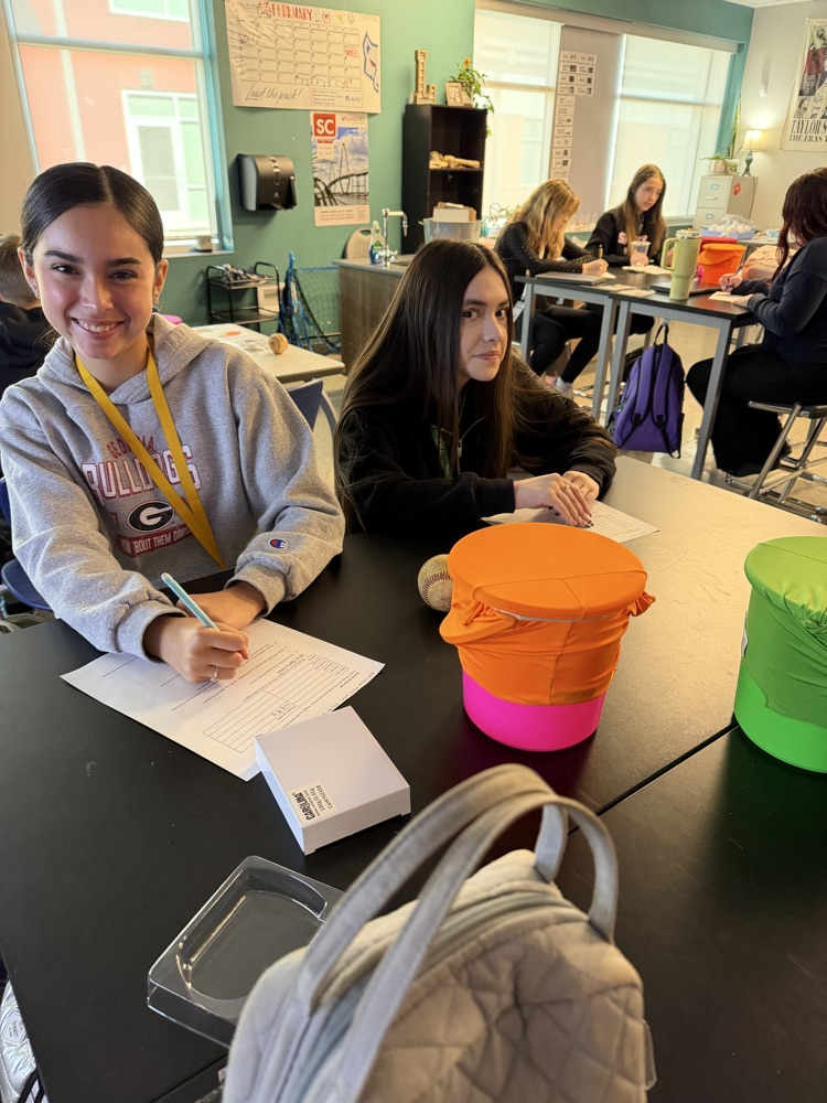 kids working in science 