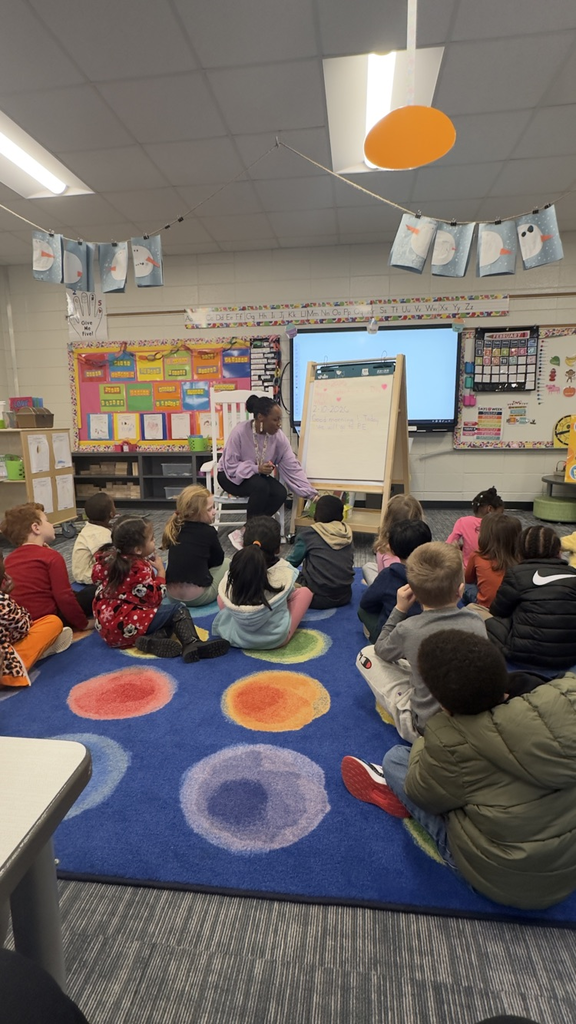 📚 Mrs. Ballenger’s 4K class was rockin’ and rollin’ today! Students had fun learning about rhyming words and were introduced to the vocabulary word accident during reading.