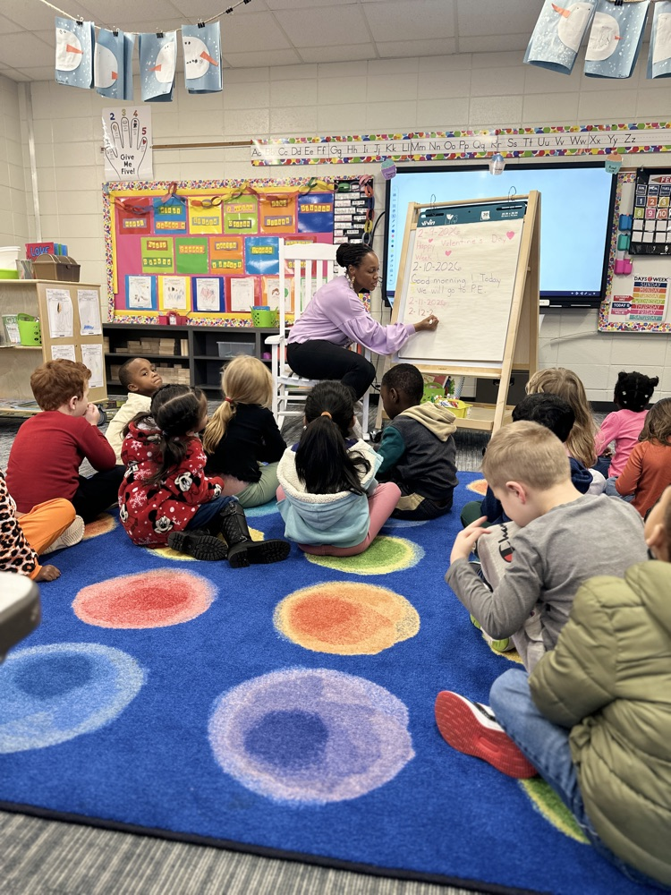 📚 Mrs. Ballenger’s 4K class was rockin’ and rollin’ today! Students had fun learning about rhyming words and were introduced to the vocabulary word accident during reading.