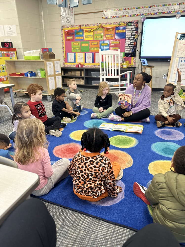📚 Mrs. Ballenger’s 4K class was rockin’ and rollin’ today! Students had fun learning about rhyming words and were introduced to the vocabulary word accident during reading.