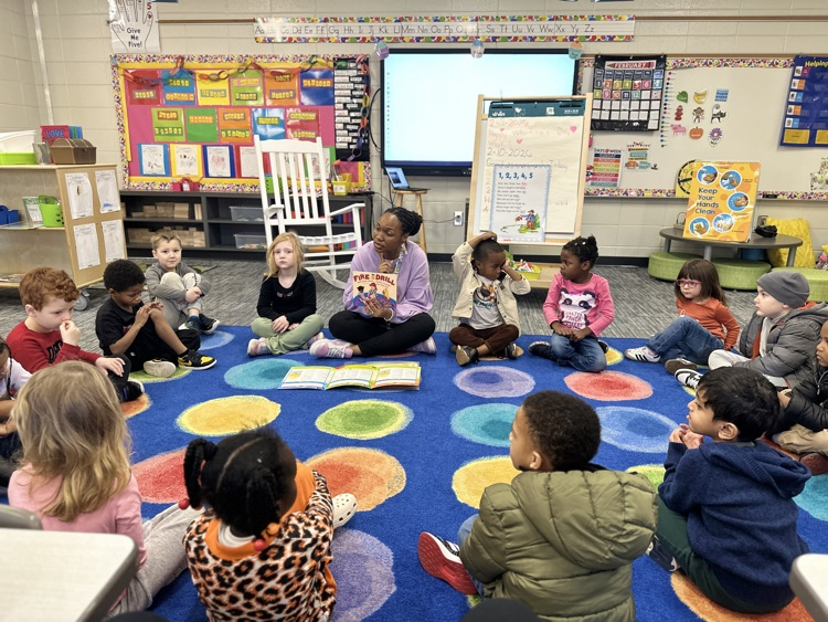 📚 Mrs. Ballenger’s 4K class was rockin’ and rollin’ today! Students had fun learning about rhyming words and were introduced to the vocabulary word accident during reading.