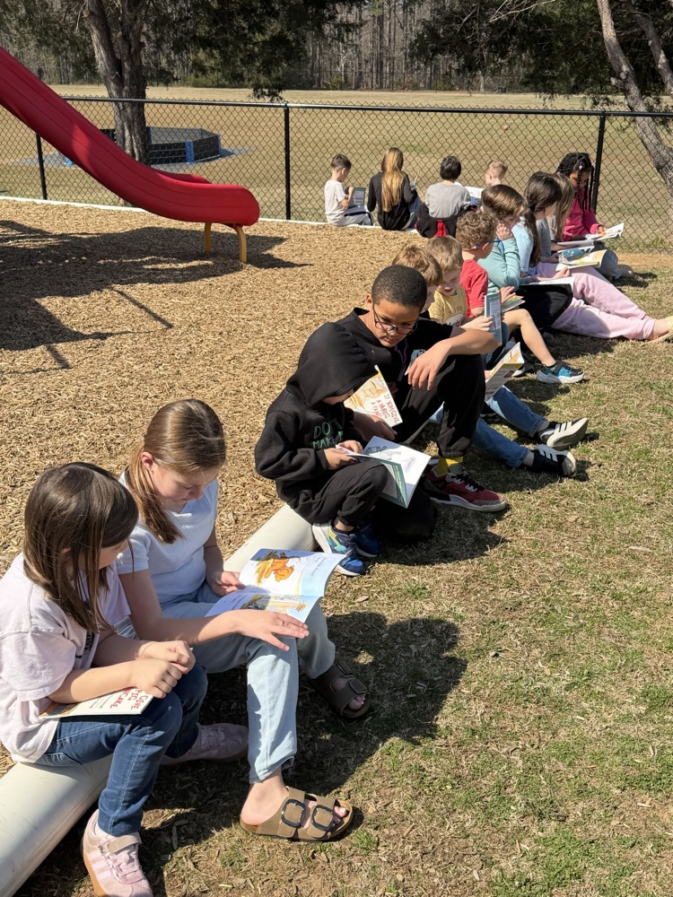 two classes reading together outside 