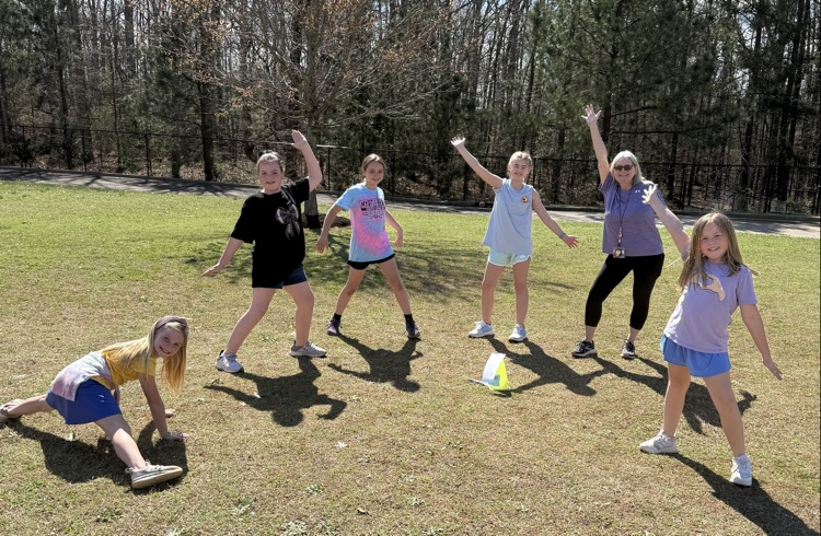 girls on the run club exercising outside 