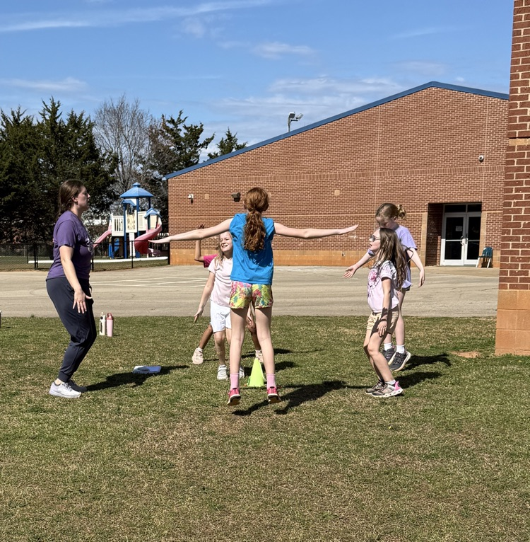 girls on the run club exercising outside 
