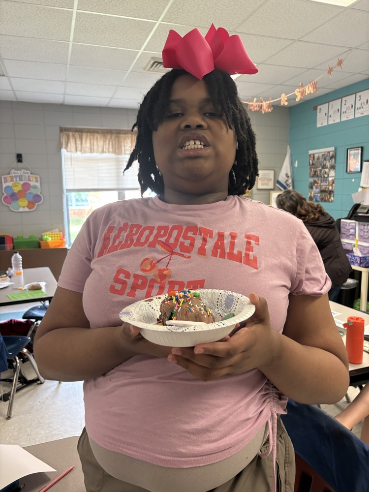 students making ice cream sundaes