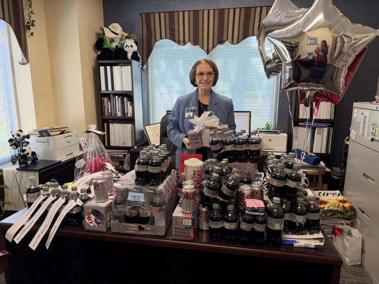 When you ❤️your principal and she ❤️ Diet Coke! Teachers, staff, and classes like Ms. Wheeler & Mrs. Wilber's Kindergarteners dropped by to surprise Dr. Bigby with her favorite drink.🥤