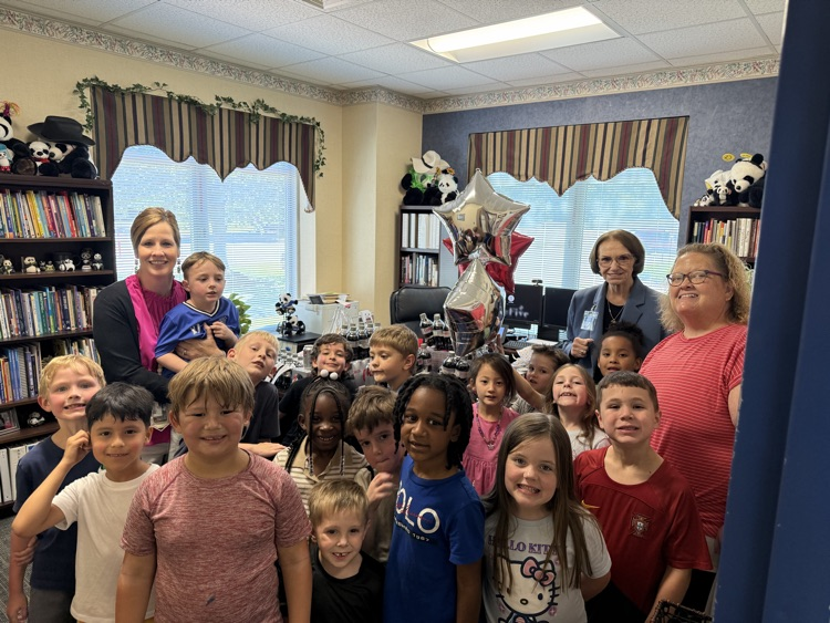 When you ❤️your principal and she ❤️ Diet Coke! Teachers, staff, and classes like Ms. Wheeler & Mrs. Wilber's Kindergarteners dropped by to surprise Dr. Bigby with her favorite drink.🥤