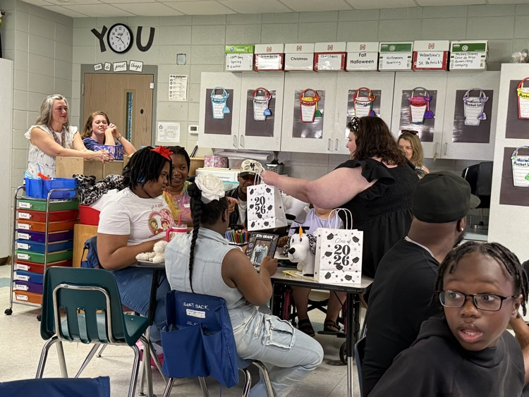 Celebrating a super successful year of learning and growing in Mrs. Cleveland’s class! ❤️