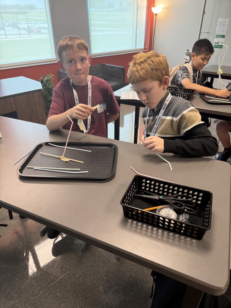 kids in science class 