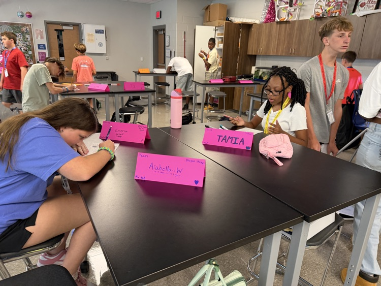 kids in science class 