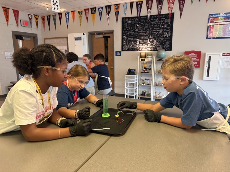 kids in science class 