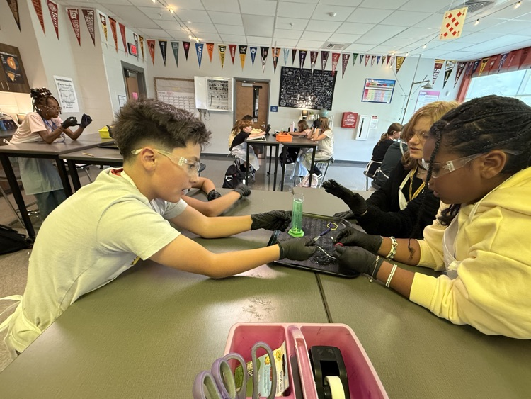 kids in science class 