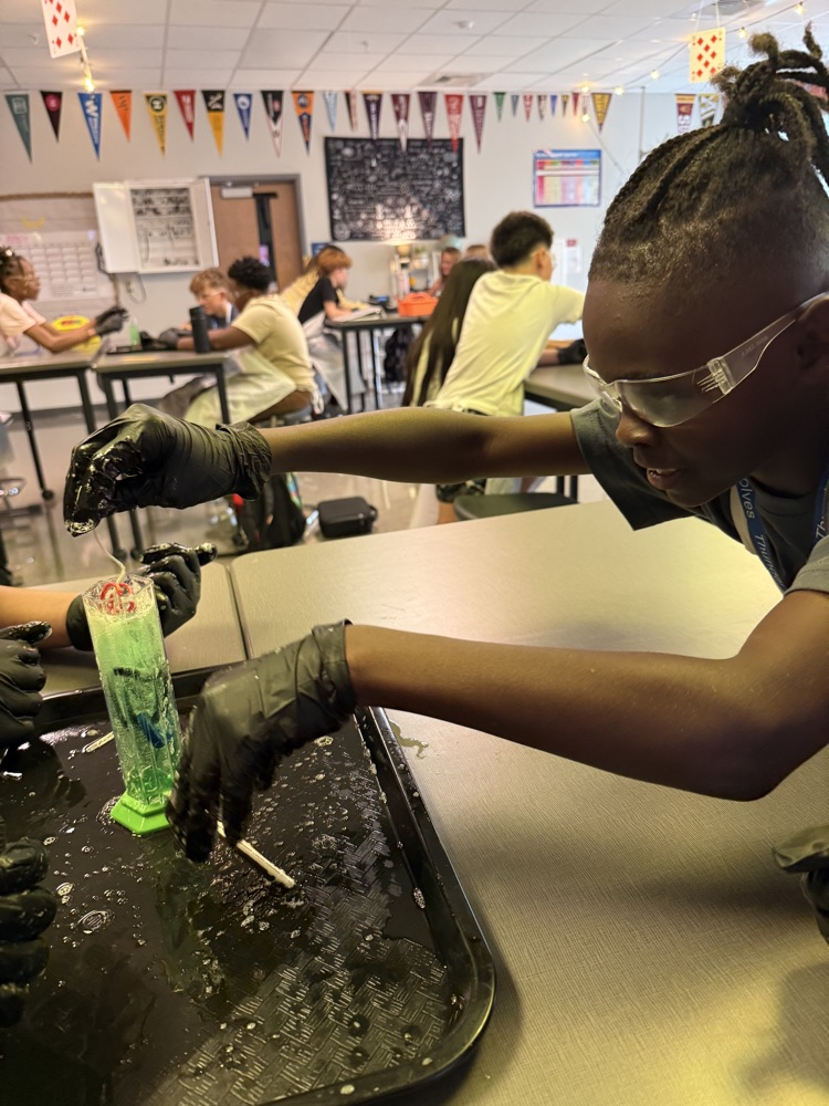 kids in science class 
