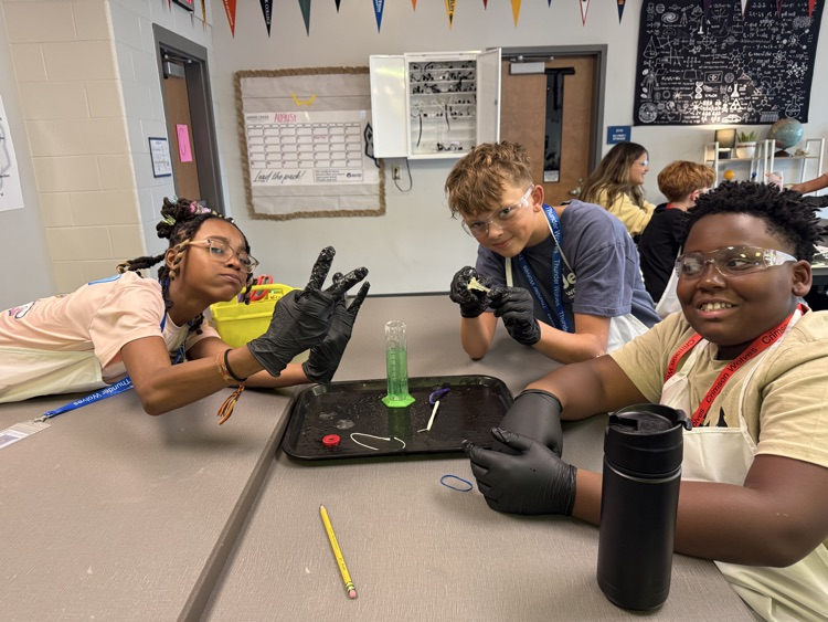 kids in science class 