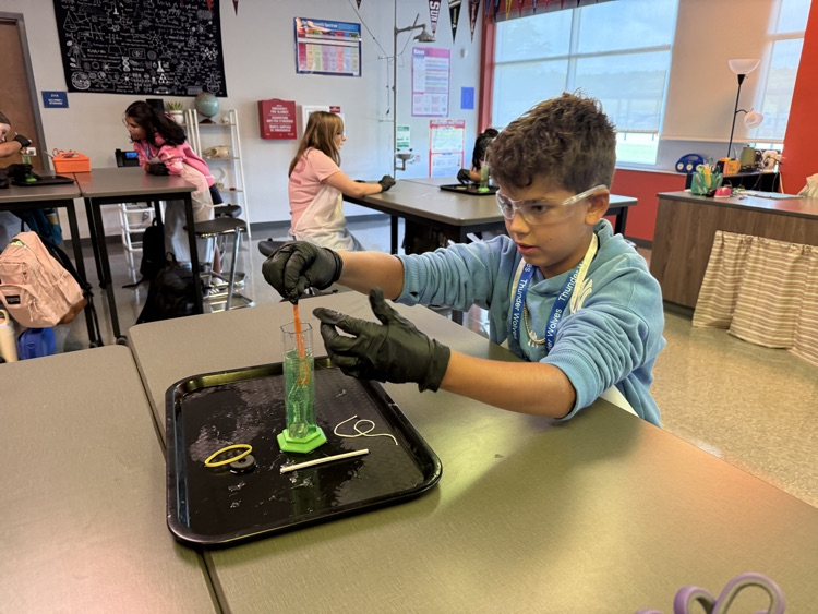 kids in science class 