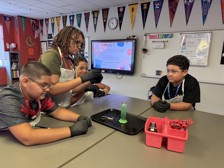 kids in science class 