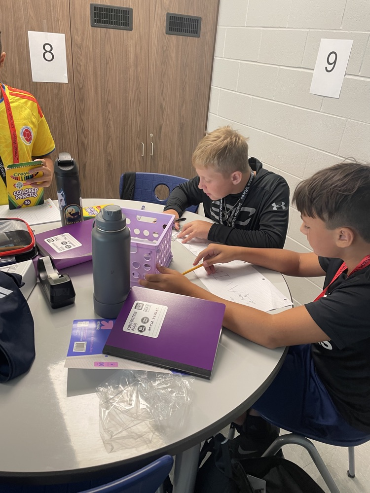 kids in science class 