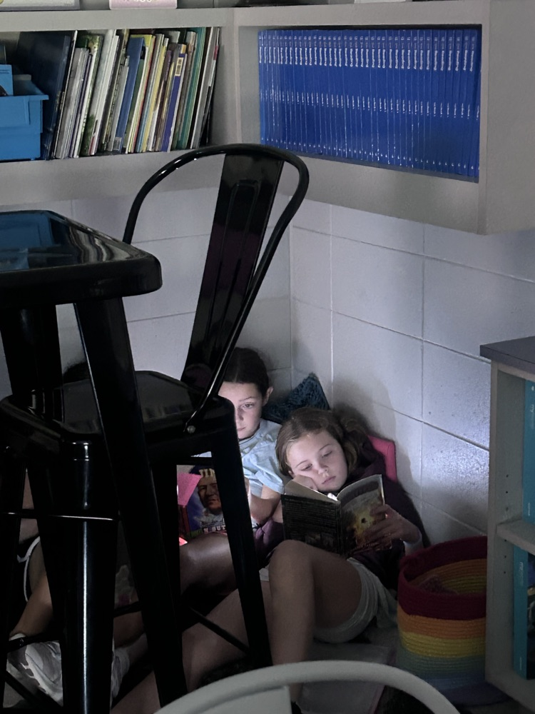 students reading by flashlight 
