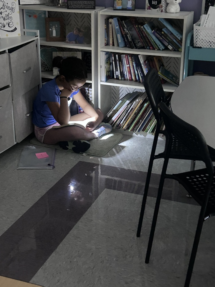 students reading by flashlight 