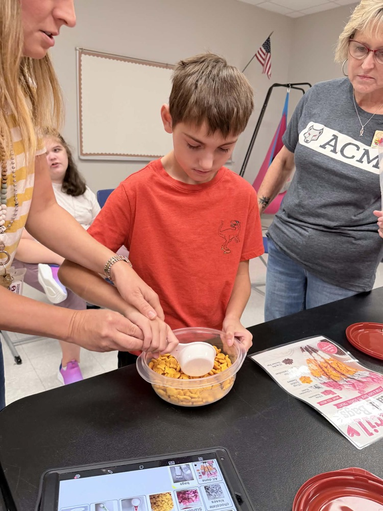 kids using measuring spoons and cups