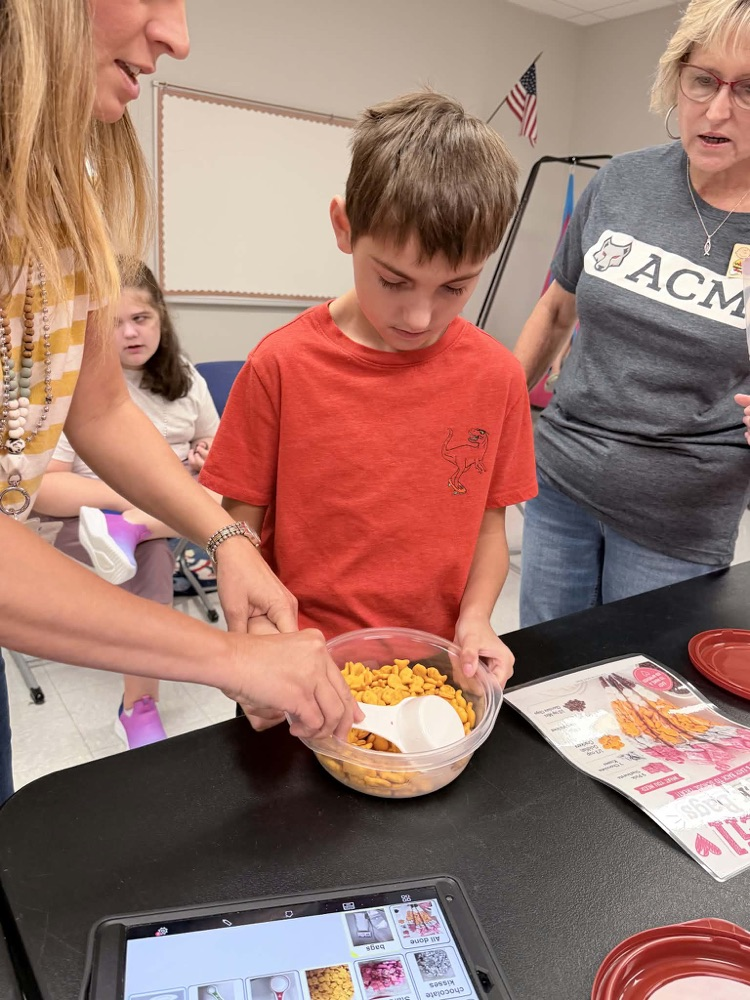 kids using measuring spoons and cups