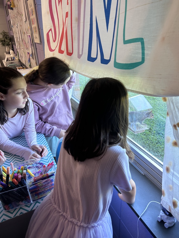 students watching squirrel 