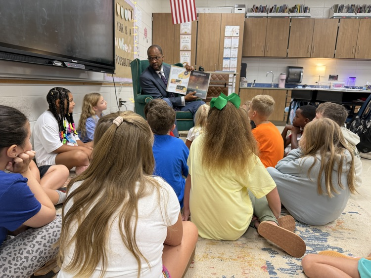 Dr Gary reading to students 