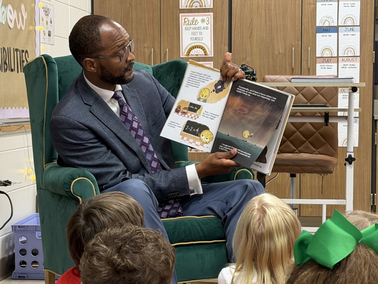 Dr Gary reading to students 