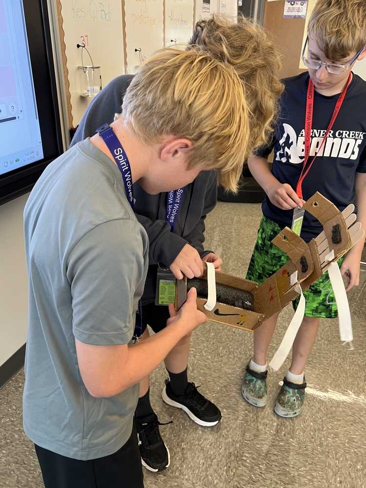 kids in design and modeling class