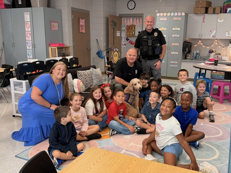 students and therapy dog