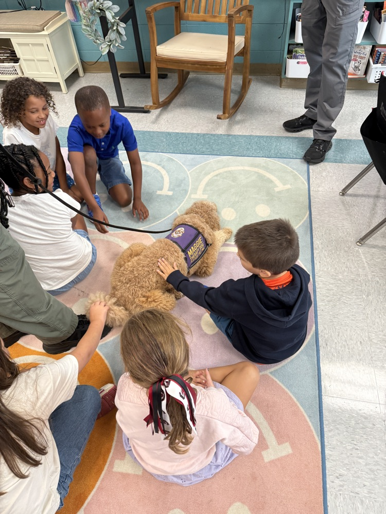 students and therapy dog