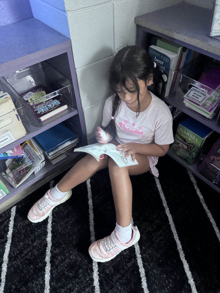 students reading with flashlights 
