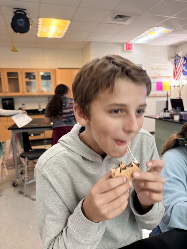 student eating 
