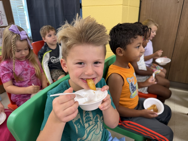 kid eating apples