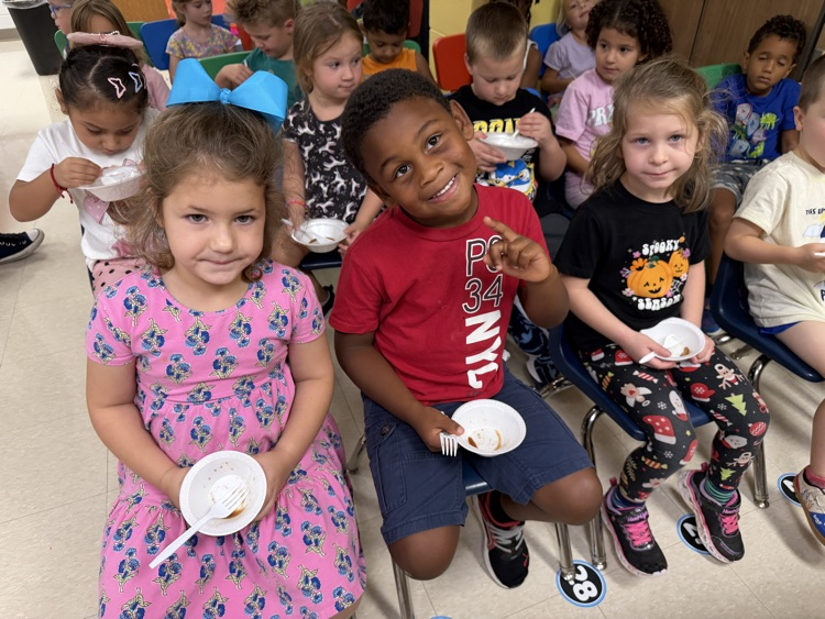 kids eating apples