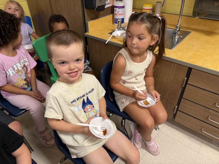 kids eating apples