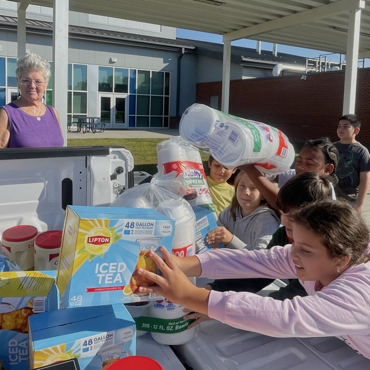 this image shows students loading up supplies for the Greer soup kitchen. 