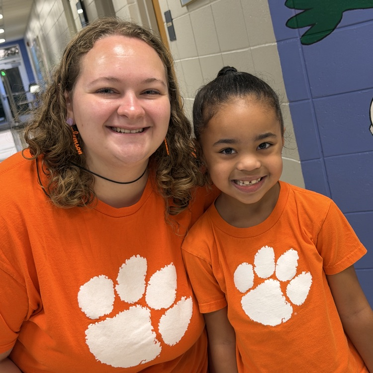 photo of students wearing orange for Unity Day