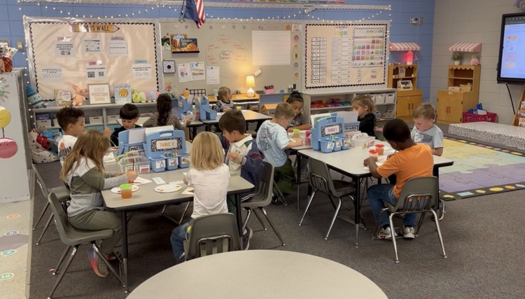 students working on thanksgiving artwork 