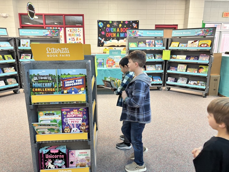 students shopping at the book fair