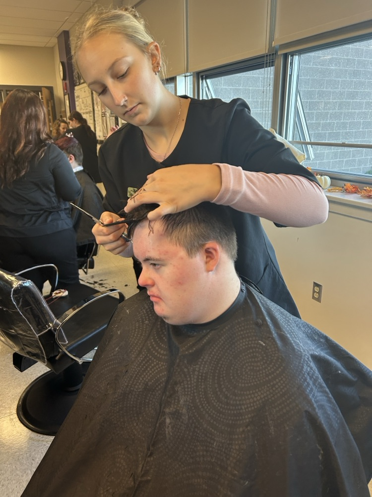 In Case You Missed It.. Homecoming 2025! Getting ready for weekend right with haircuts at BayPath. @ChooseSEBRSD @MASchoolsK12 @MASCSchoolComm