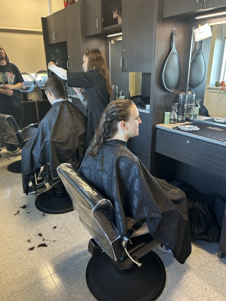In Case You Missed It.. Homecoming 2025! Getting ready for weekend right with haircuts at BayPath. @ChooseSEBRSD @MASchoolsK12 @MASCSchoolComm