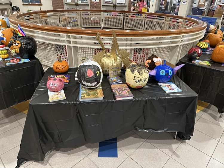 everywhere we look there are decorated pumpkins 🎃