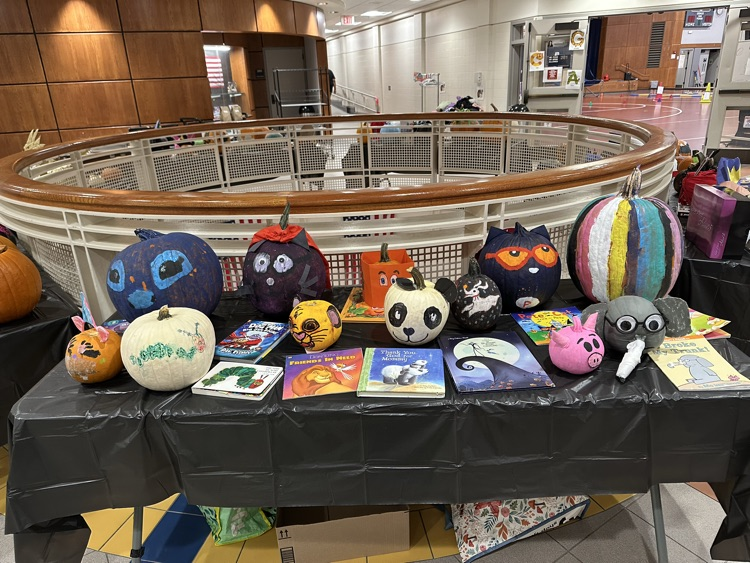 everywhere we look there are decorated pumpkins 🎃