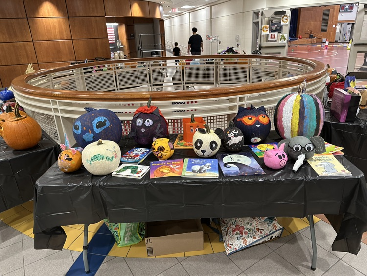 everywhere we look there are decorated pumpkins 🎃