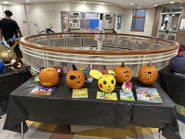 everywhere we look there are decorated pumpkins 🎃