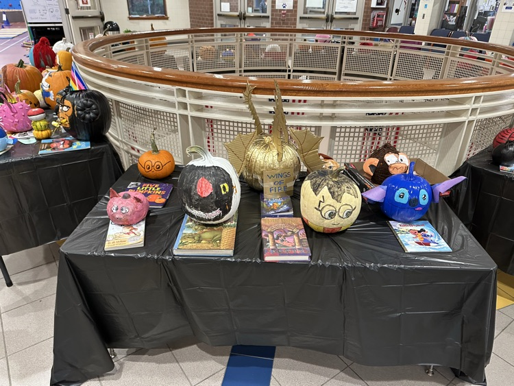 everywhere we look there are decorated pumpkins 🎃