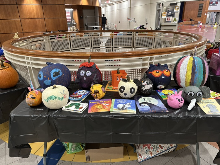 everywhere we look there are decorated pumpkins 🎃