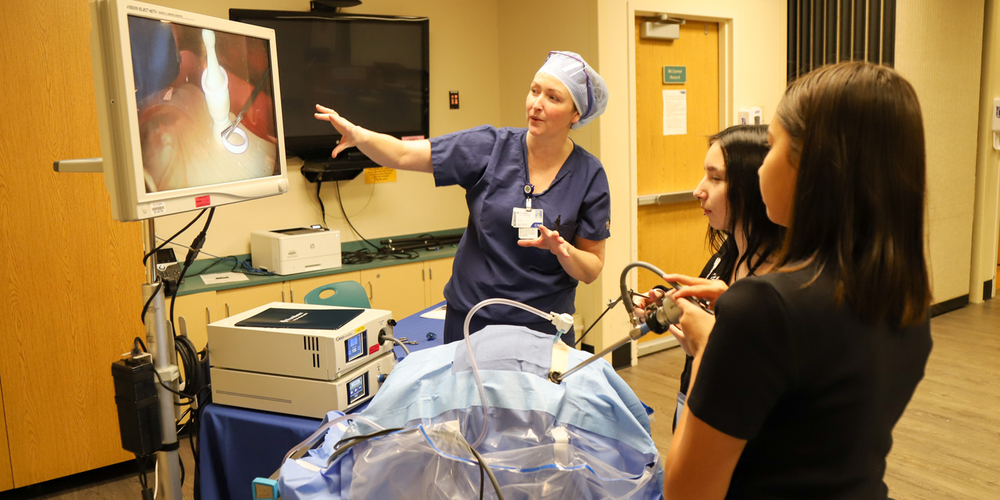 Surgeon demonstrates simulation tool to high school students